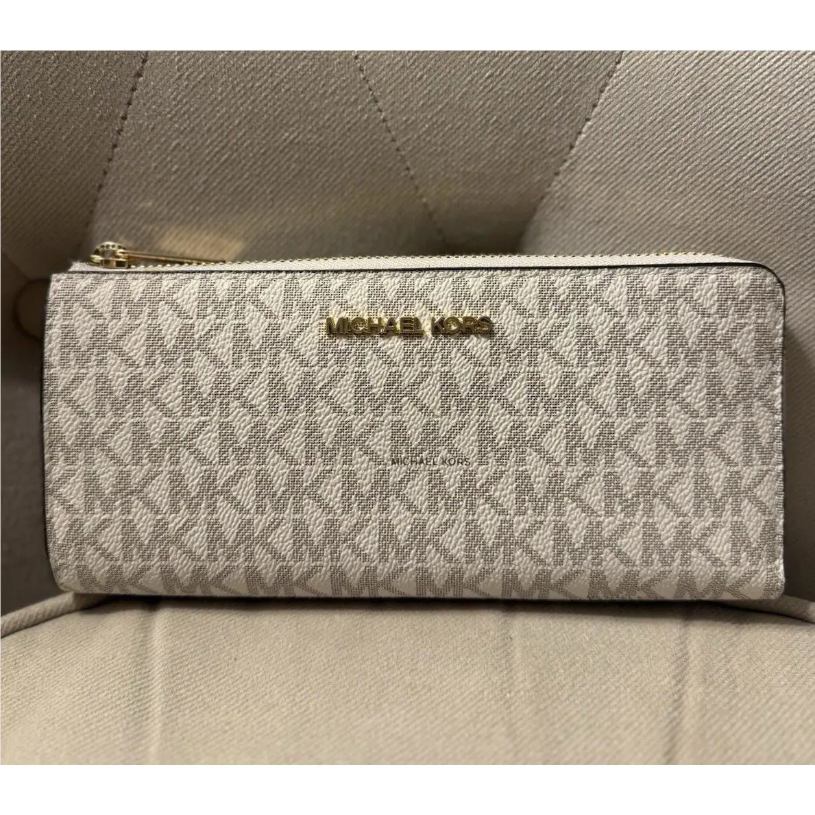 Michael Kors Jet Set Travel Large Logo Quarter-zip Wallet NWT$298