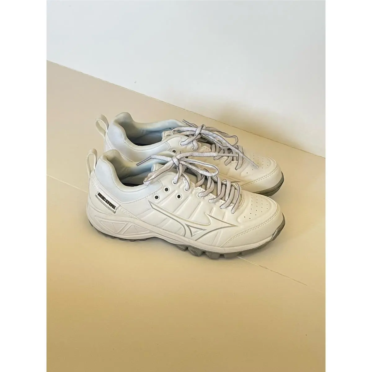 Women’s Mizuno White Softball Size 5