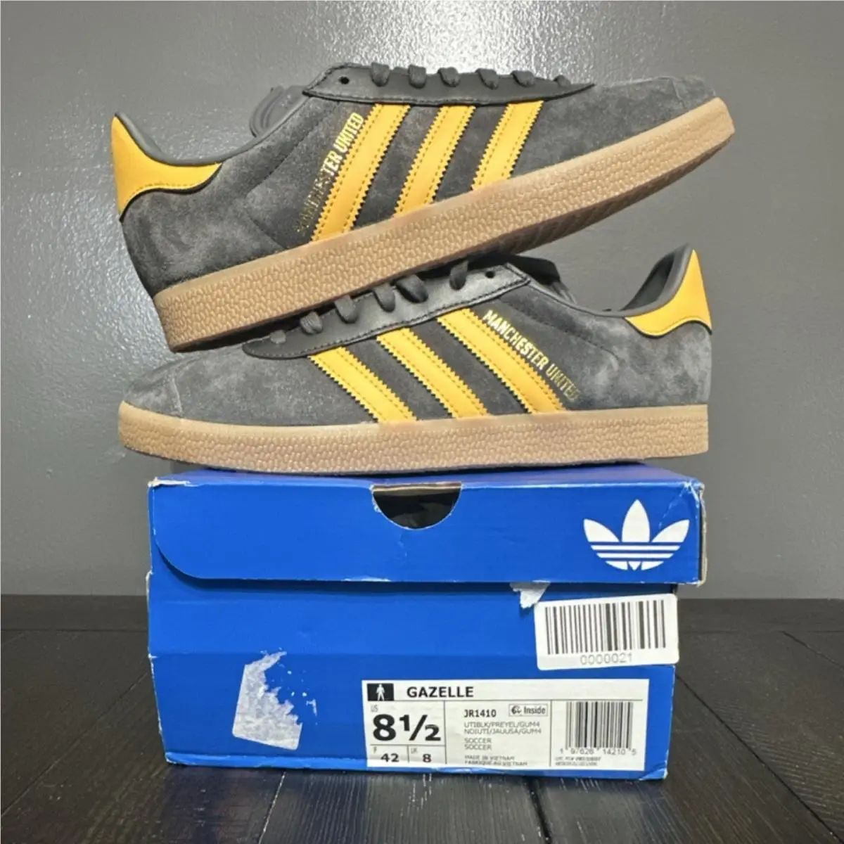 Adidas Gazelle Manchester United Gray Yellow Men`s 8.5/ Women`s 9.5