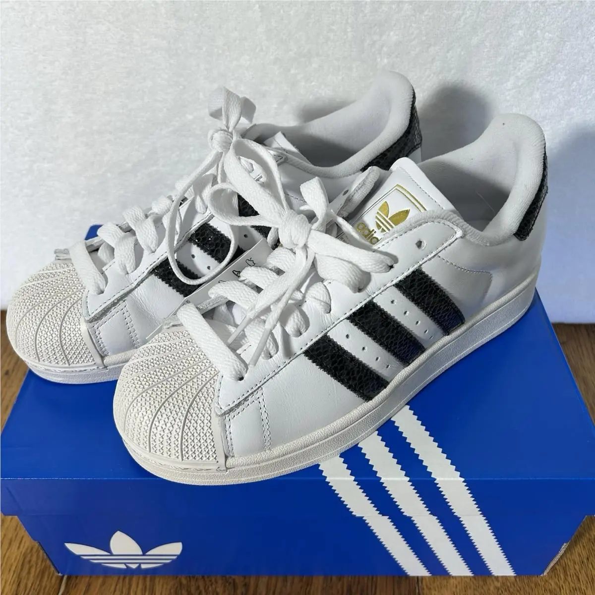 Adidas Womens Size 8 White Snakeskin Superstar II Athletic Sneaker Shoes