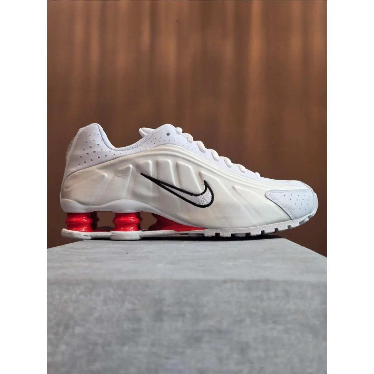 Nike Shox R4 - White Phantom CW2626-102 Youth Size 5.5Y / Women`s 7