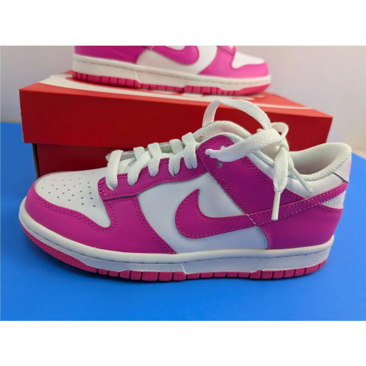 Nike shoes - White and Pink 0