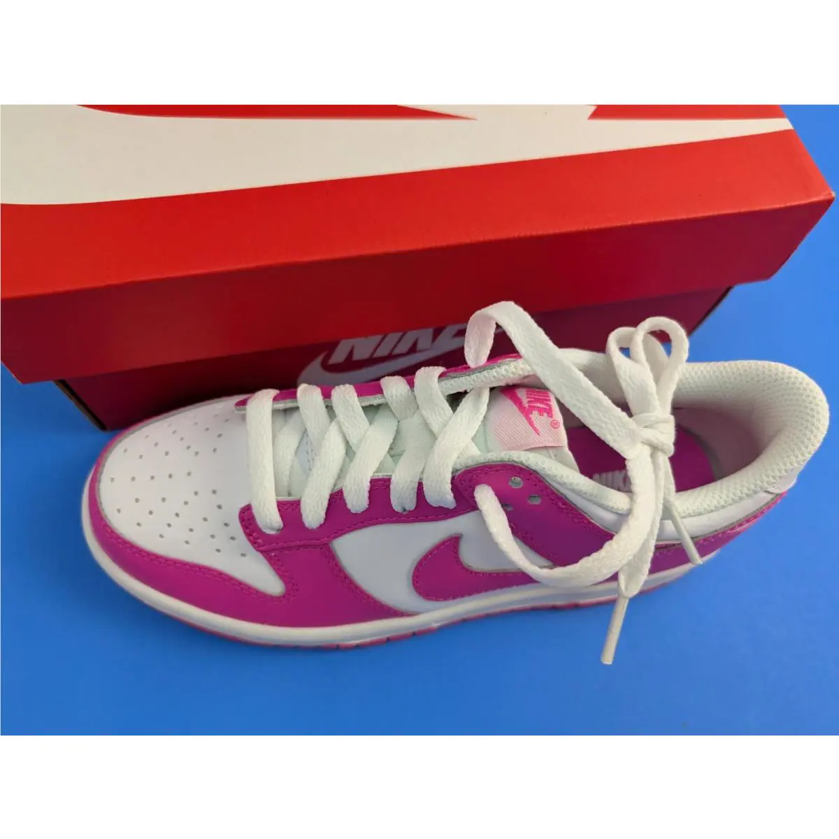 Nike shoes - White and Pink 1