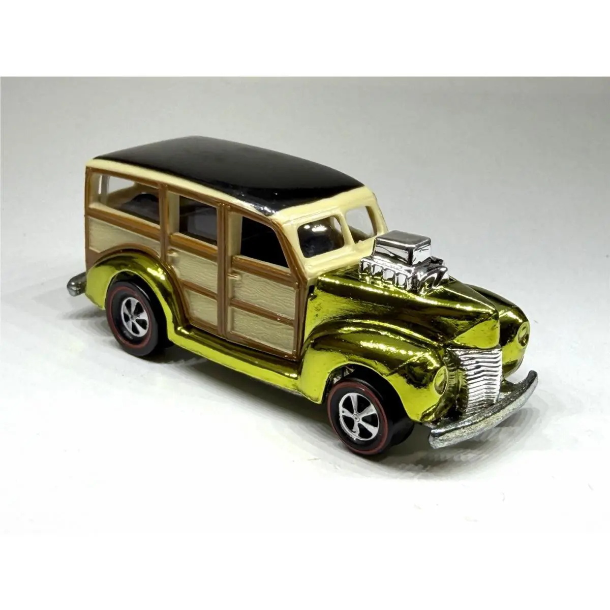 Hot Wheels Custom Made Spectraflame 1940`s Ford Woody Diecast Car 1:64