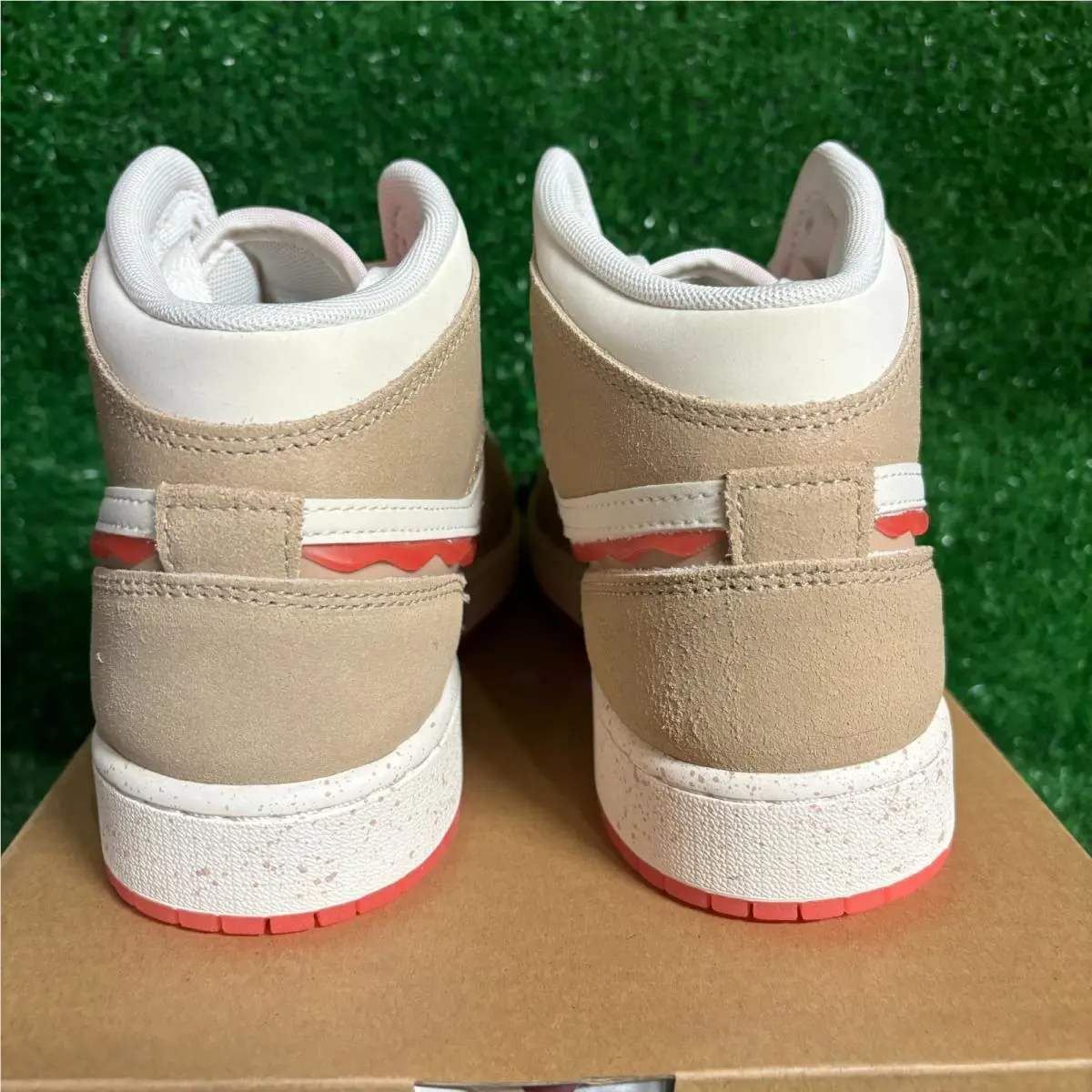 Nike shoes - Air Jordan 1 Mid SE - Beige 2