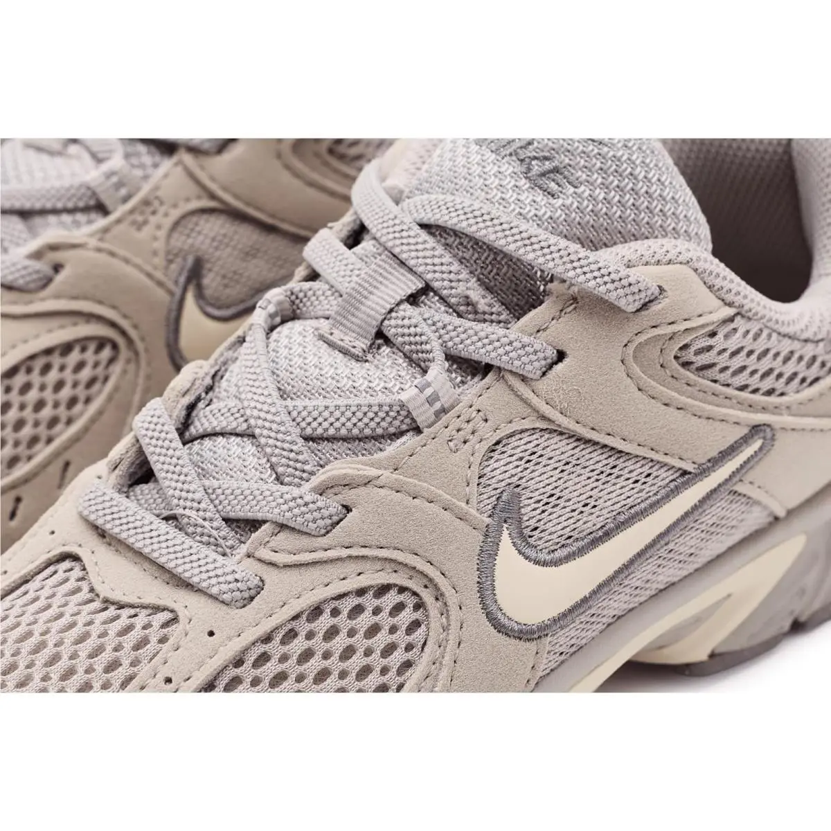 Nike shoes  - Moon Particle/Light Orewood Brown 11