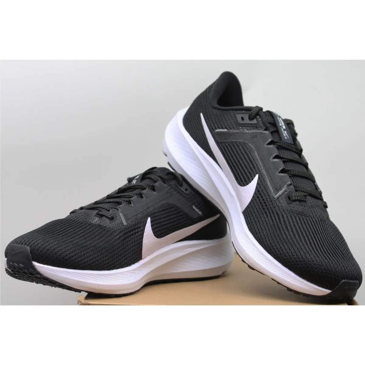 Nike Pegasus 40 Black White Women`s DV3854-001 Size 10 Wmns Cosmetic Defect