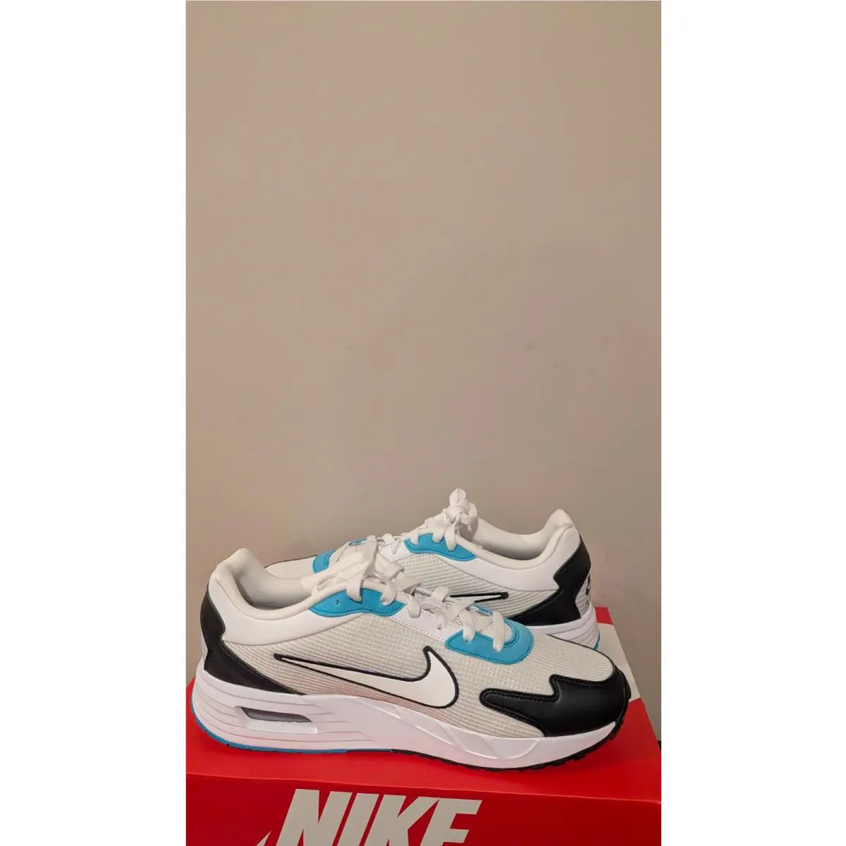 Nike shoes - White (UPC: 091202750923) 0