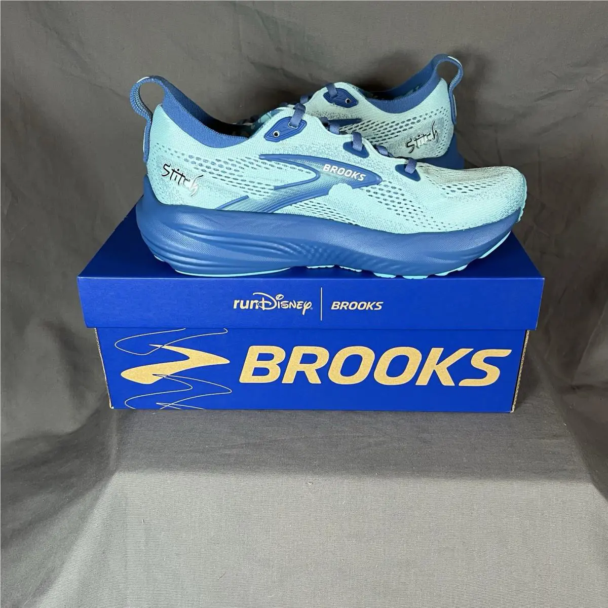 Brooks shoes - Brooks Run Disney 2025 GTS 24 - Blue 6