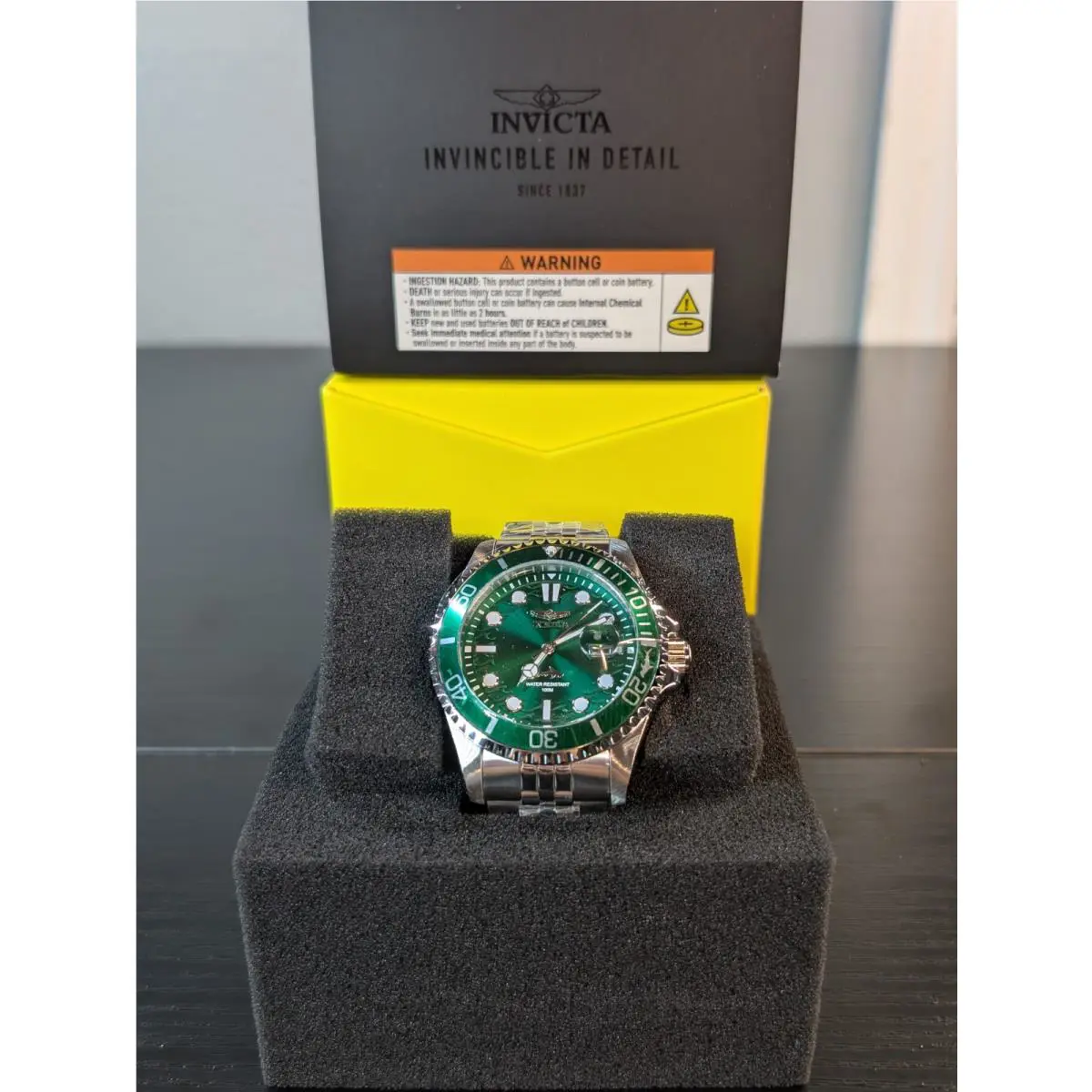 Invicta Pro Diver Men Model 30611 - Green Dial Silver Band Men`s Watch Quartz