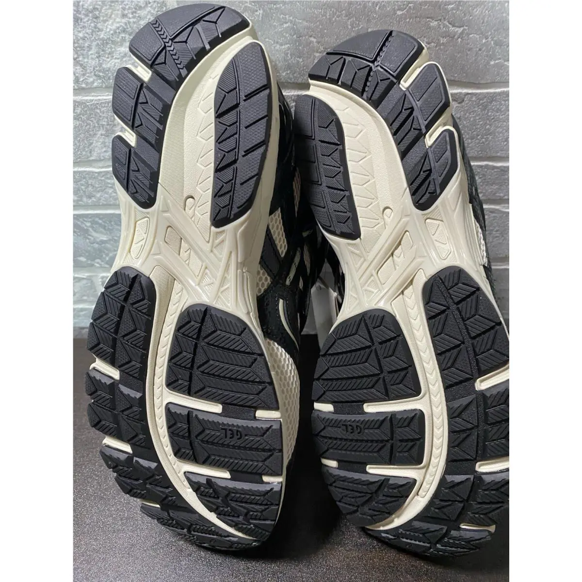 Asics shoes - ASICS GEL-Kayano - Bone/black 5