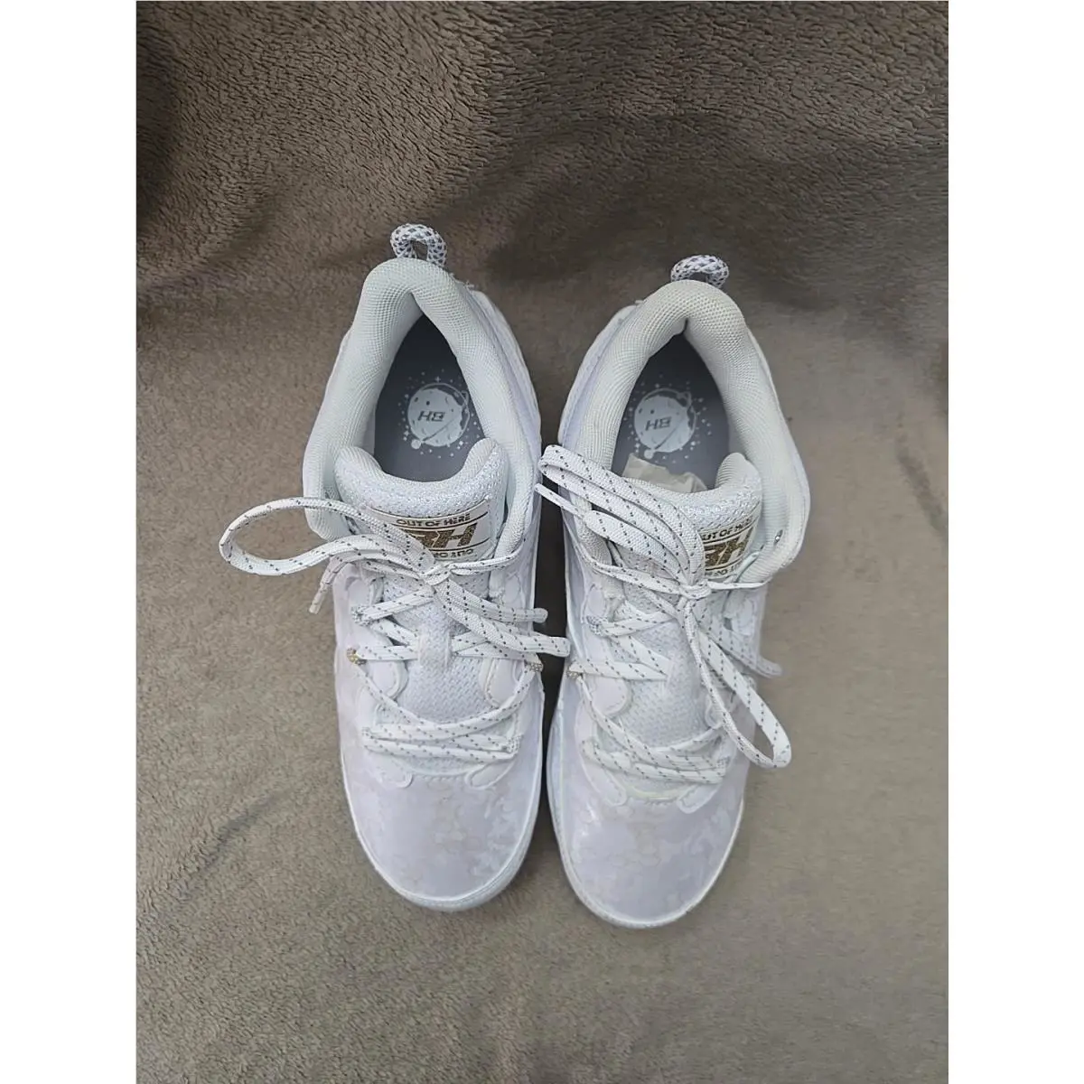 Under Armour shoes - Under Armour Harper 8 - Harper - 3026592-100 - white metallic gold 3