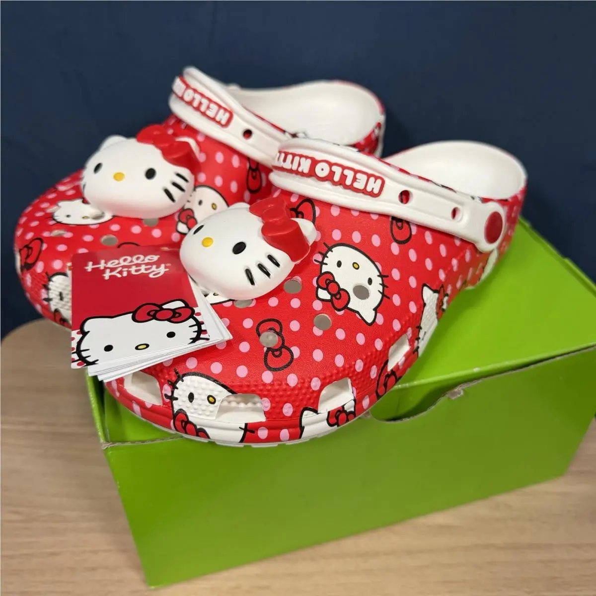 Crocs Hello Kitty Women`s Size 8 Men`s Size 6 Red White Classic Clog 210575-90H