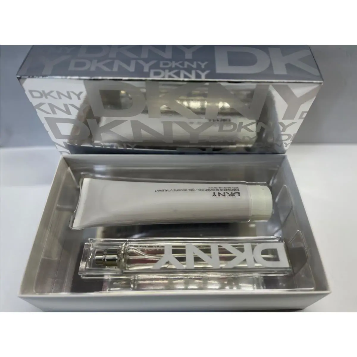 Dkny City Chic Gift Set 1.7floz. Edt Spray 5floz Shower Gel
