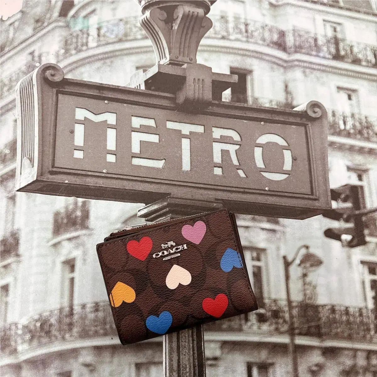 Coach CP424 Bifold Wallet In Signature Canvas with Heart Print