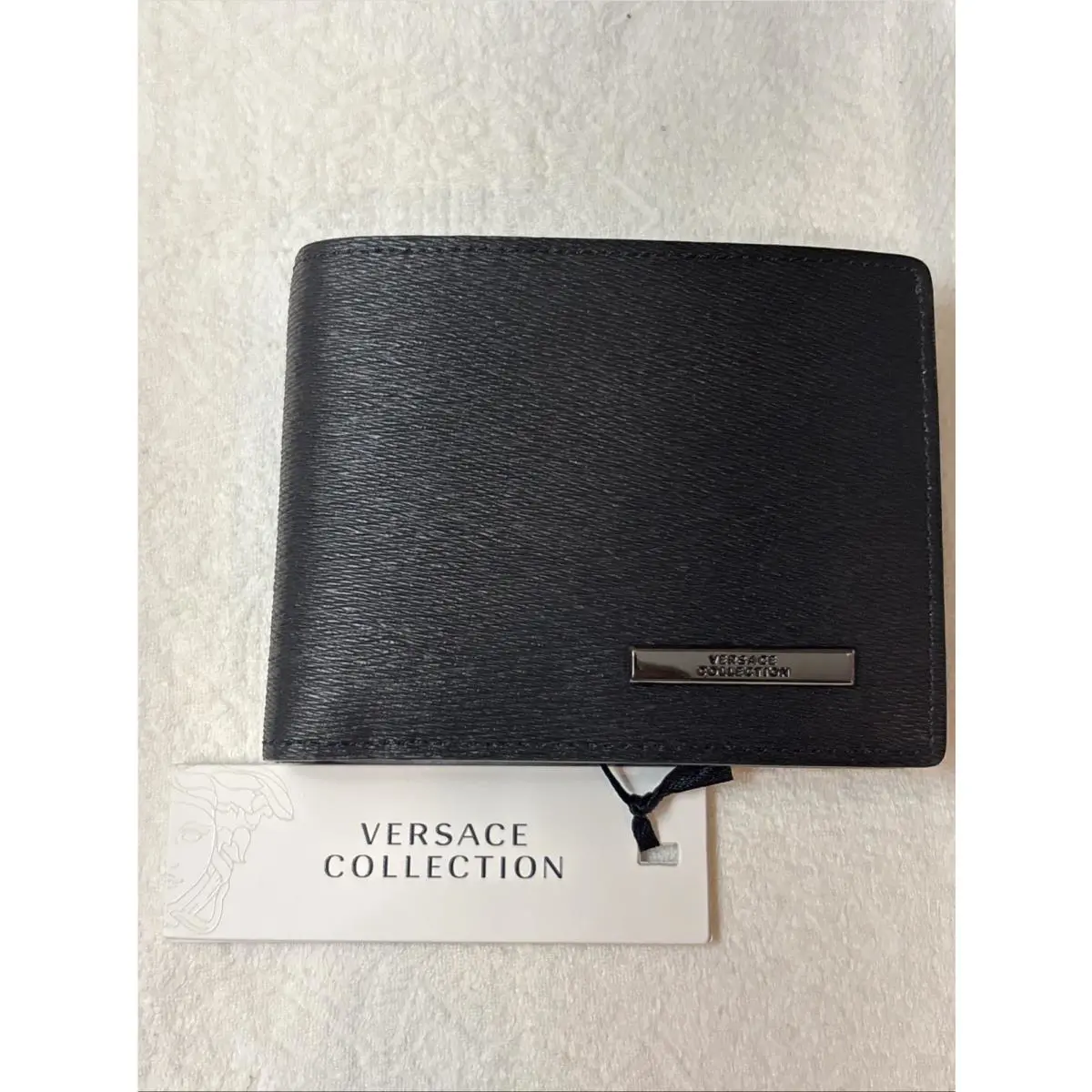 Nwot Versace Black Textured Leather Bifold Wallet W/silver-tone Logo Plaque