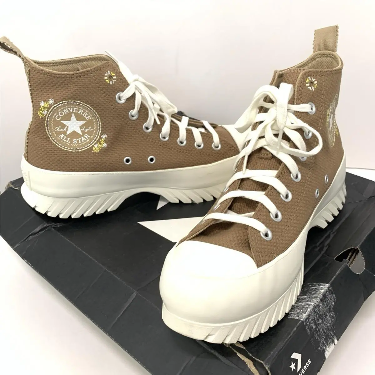 Converse Chuck Taylor Lugged 2.0 Hi Shoe Womens 10.5 Sand Dune Embroidery Floral