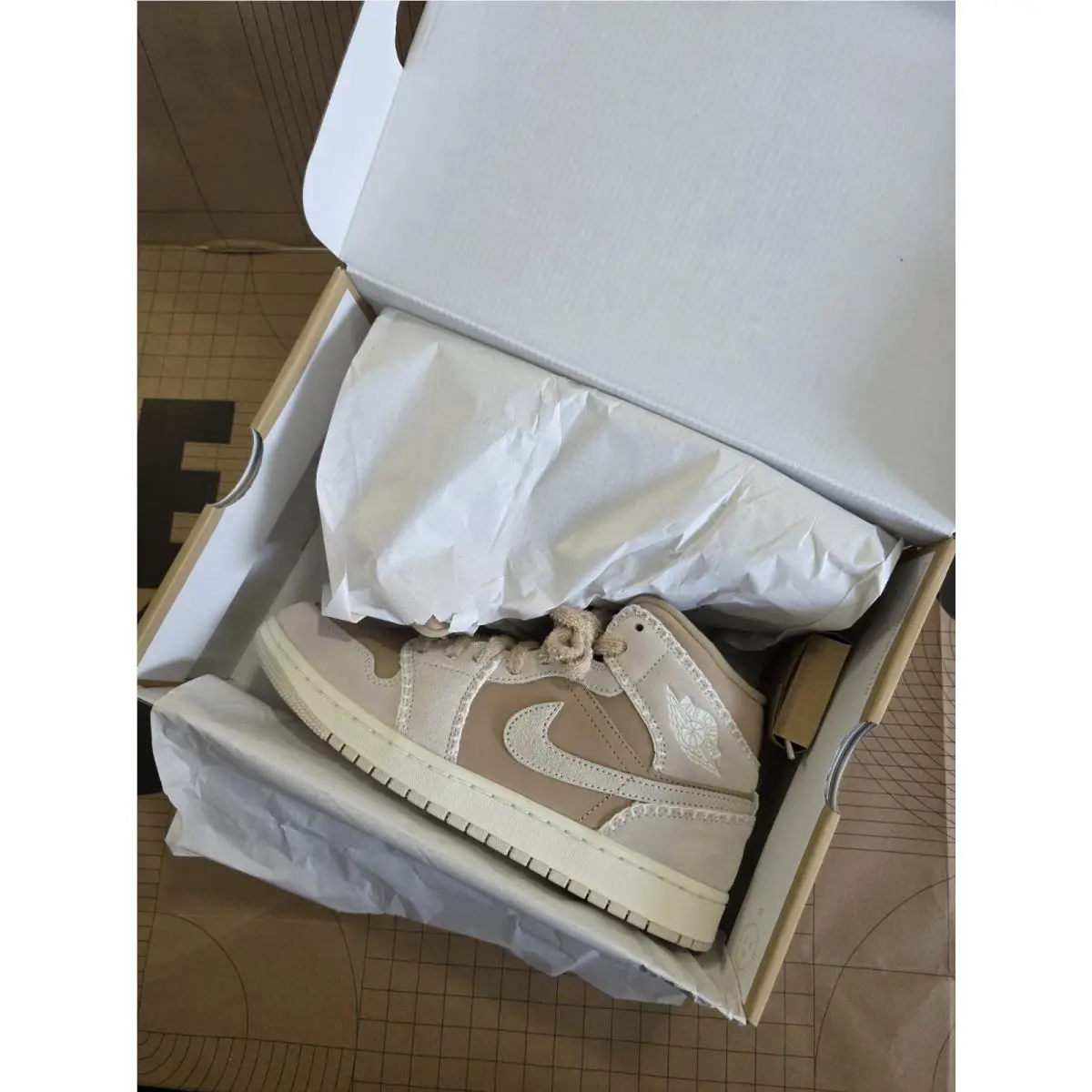 Nike shoes - Air Jordan 1 Mid SE - HV4269-200 - Beige 0