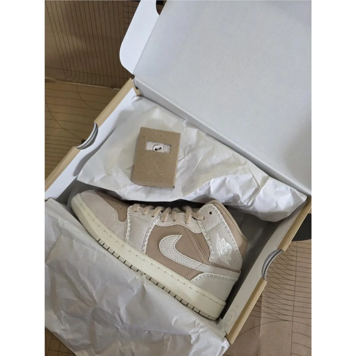 Nike shoes - Air Jordan 1 Mid SE - HV4269-200 - Beige 0