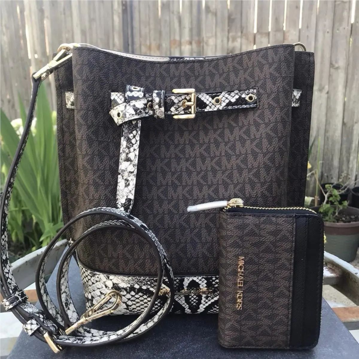 Michael Kors Signature Emilia Small Bucket Bag Brown Signature Multi Wallet