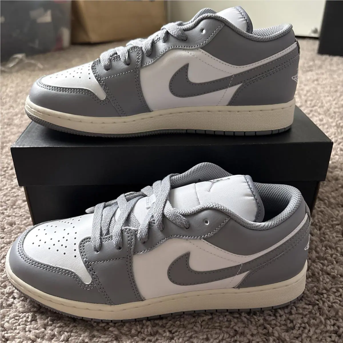 Nike shoes - Air Jordan 1 - Air - Gray 3