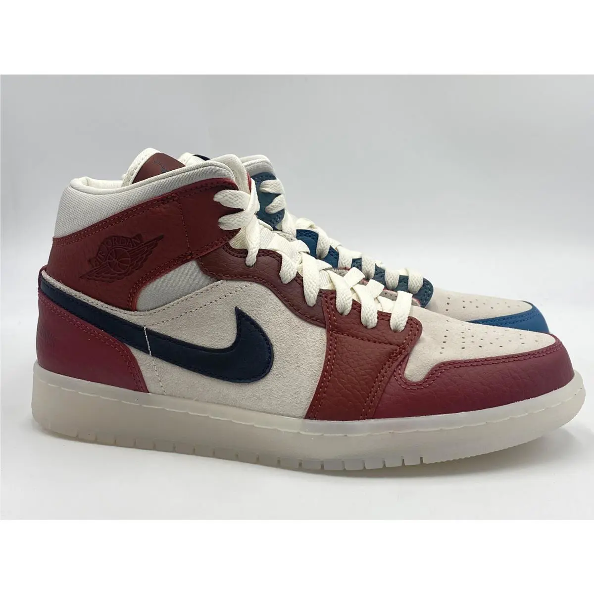 Nike shoes - Gold (UPC: 195241517254) 0