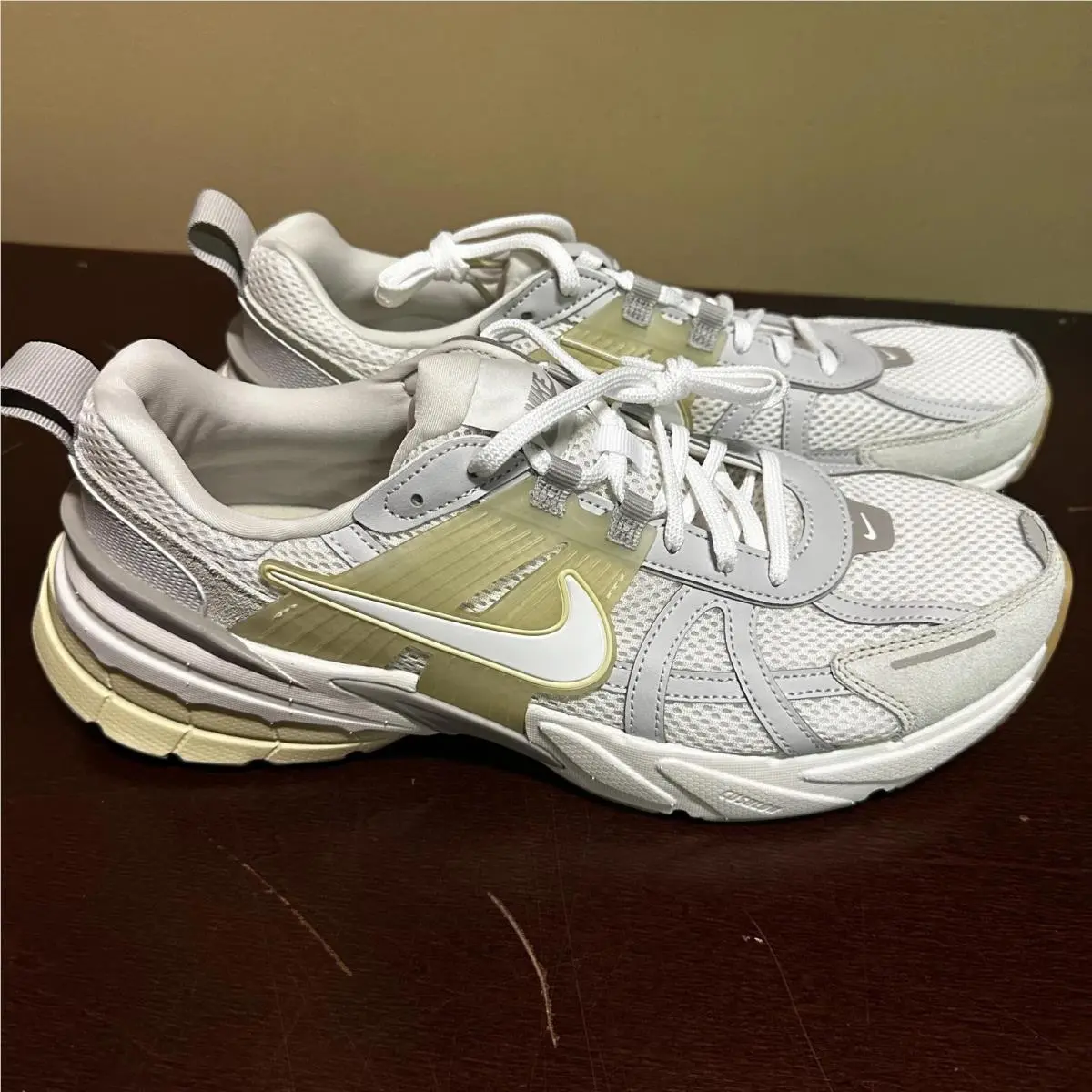 Nike Wmns V2K Run Phantom/light Khaki/college Gray HV4314-030 sz 13 Wor 11.5 m
