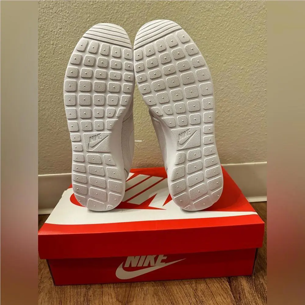 Nike shoes - White 3