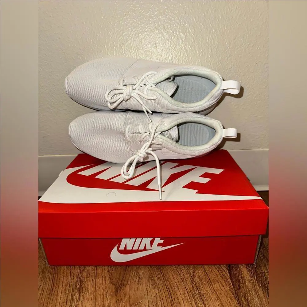 Nike shoes - White 4