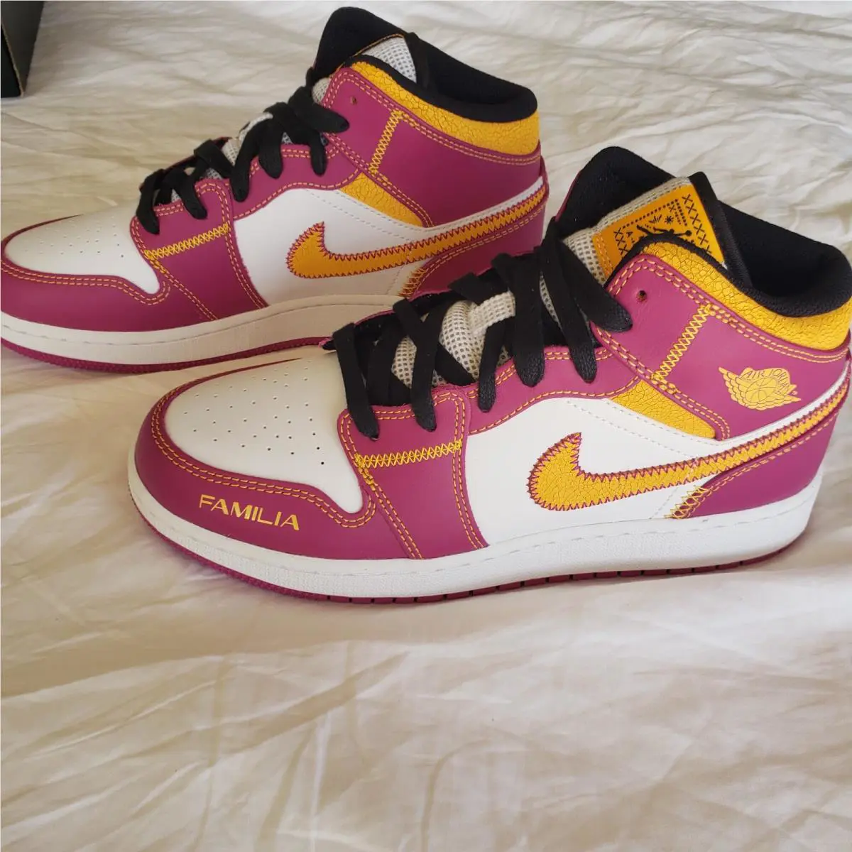 Nike shoes - Jordan Air 1 Mid GS - White/University Gold 11