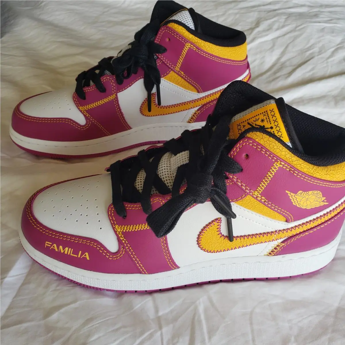 Nike shoes - Jordan Air 1 Mid GS - White/University Gold 18