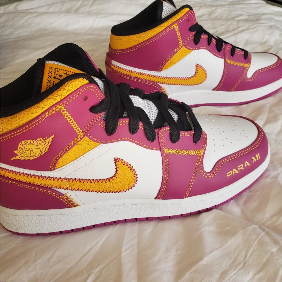Nike shoes - Jordan Air 1 Mid GS - White/University Gold 10