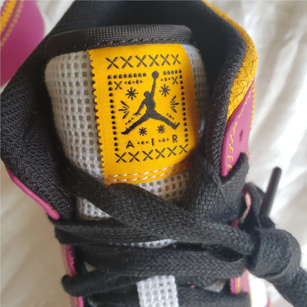 Nike shoes - Jordan Air 1 Mid GS - White/University Gold 19