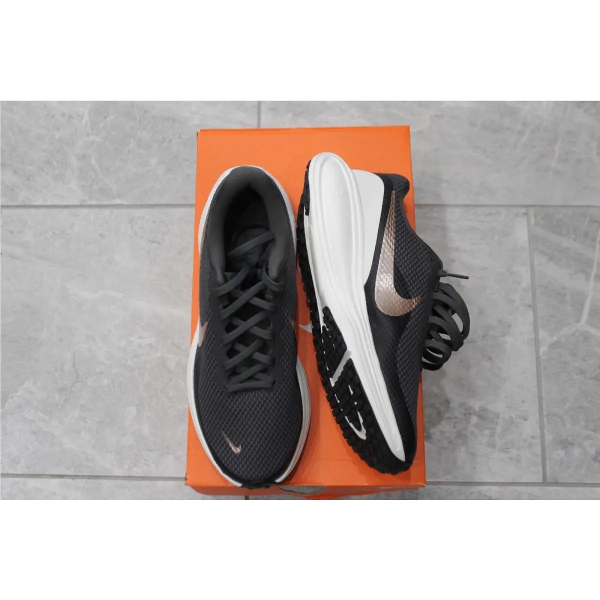 Womens  SZ 8.5 Shoes Revolution 8 by Nike