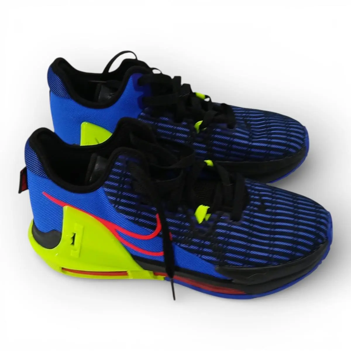 Nike Kids` Lebron Witness 6 Athletic Shoes Size 7Y