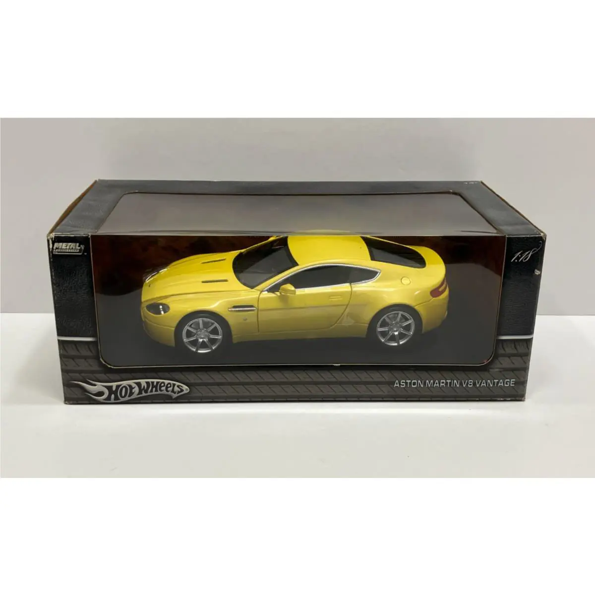1:18 Hot Wheels Aston Martin V8 Vantage Yellow Metal Collection