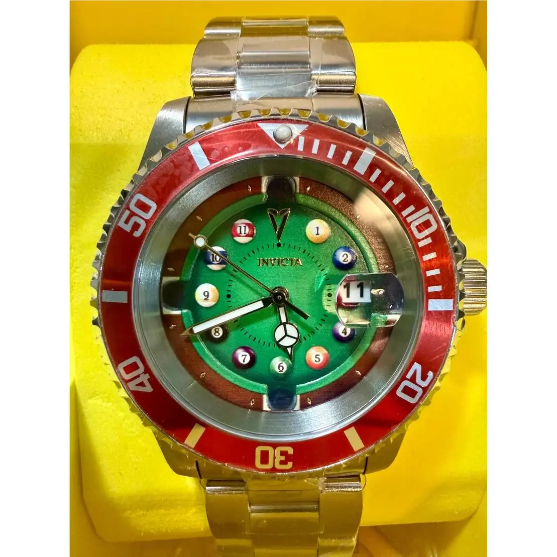 Invicta Pro Diver House of Cards 50523 Men 40mm SS Case Band Green Red Dial 200M