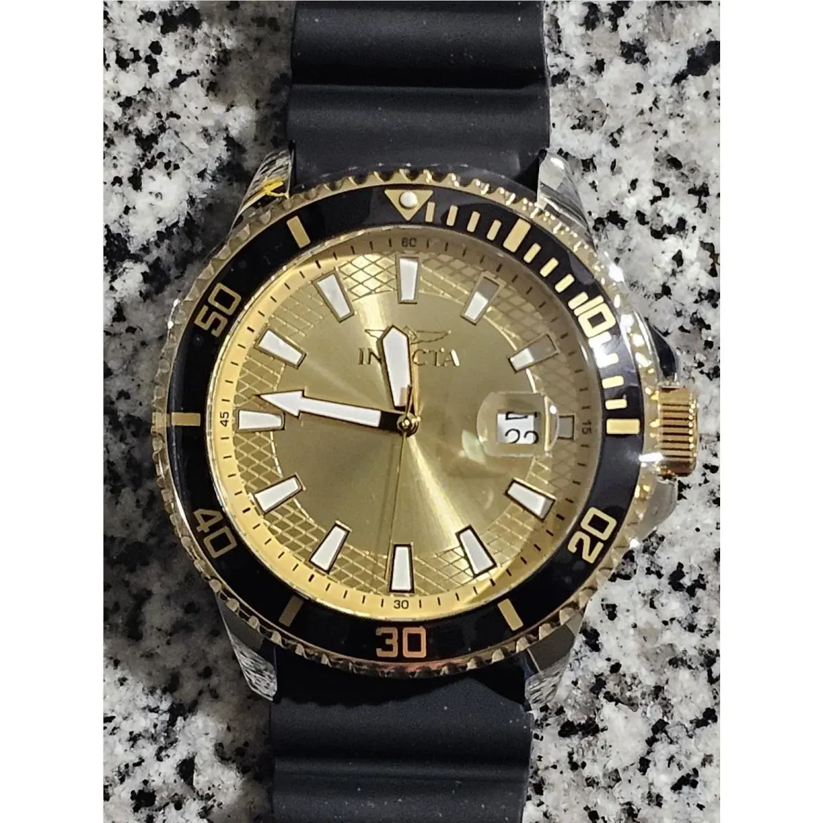 Invicta Pro Diver Men`s Wristwatch - Japan Quartz - Silicone Band / Model 46135