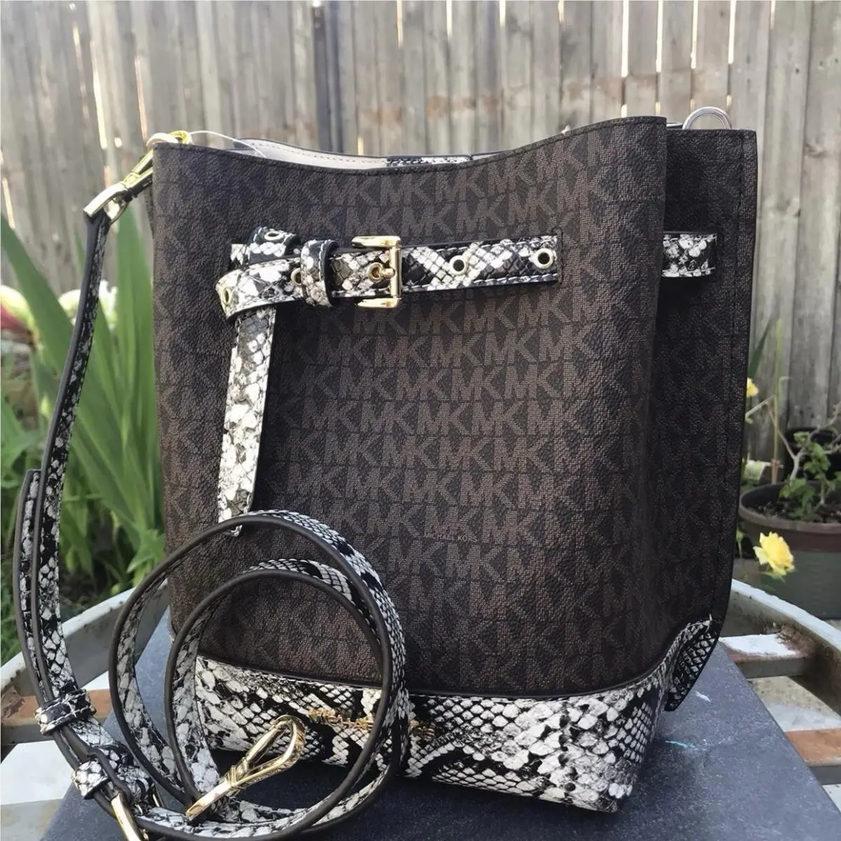 Michael Kors Signature Emilia Small Bucket Bag Brown Signature Multi