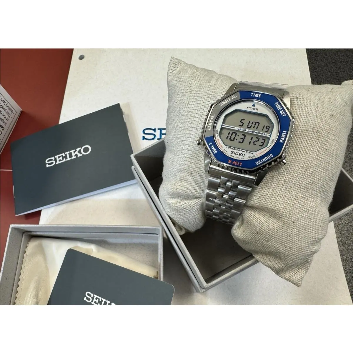 Seiko Rotocall Quartz Chronograph Digital Dial Men`s Watch SMGG21 - Dial: White, Band: Silver, Bezel: Two-tone, Blue Snd Grey