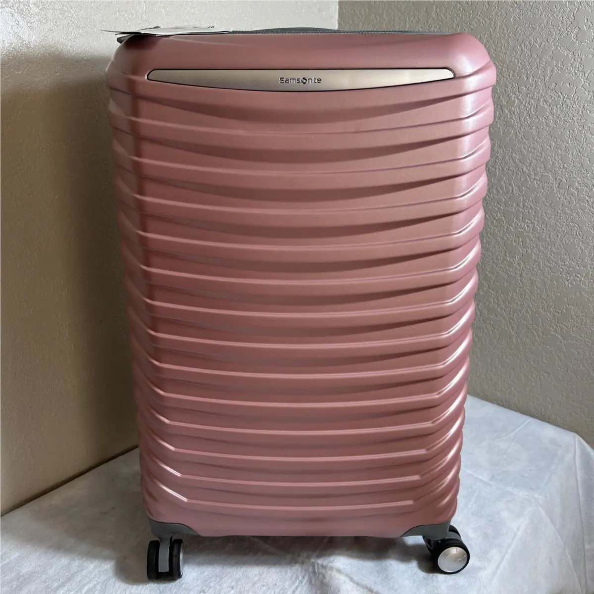 Samsonite Spin Tech 6 Medium Spinner Color: Arctic Pink