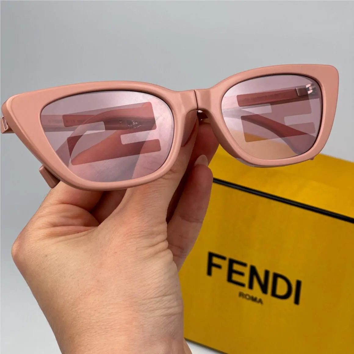 Fendi Women Sunglasses Pink Mirror Pattern Cat Eye FE40089I 72U Folding