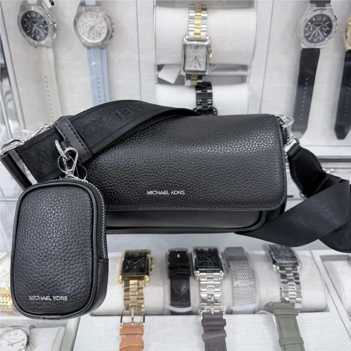 Michael Kors Jet Set Travel SM Flip Crossbody w/ Tech Attached Leather Black