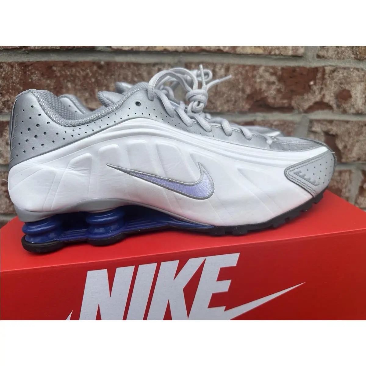 Nike Shox R4 Shoes White Deep Royal Blue Silver HQ1988-102 Men`s Size 10