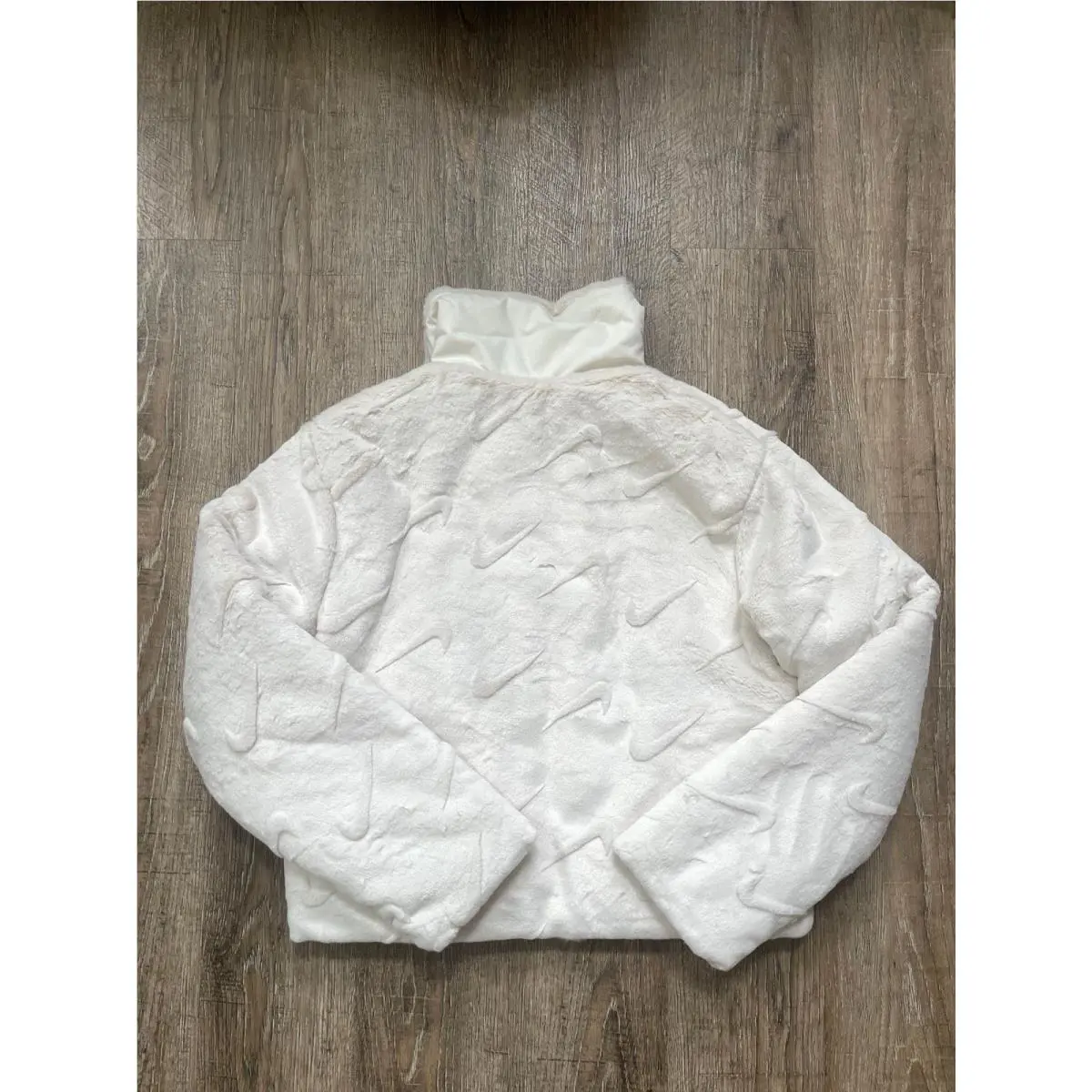 Nike clothing - Ivory (UPC: 0197598608609) 0