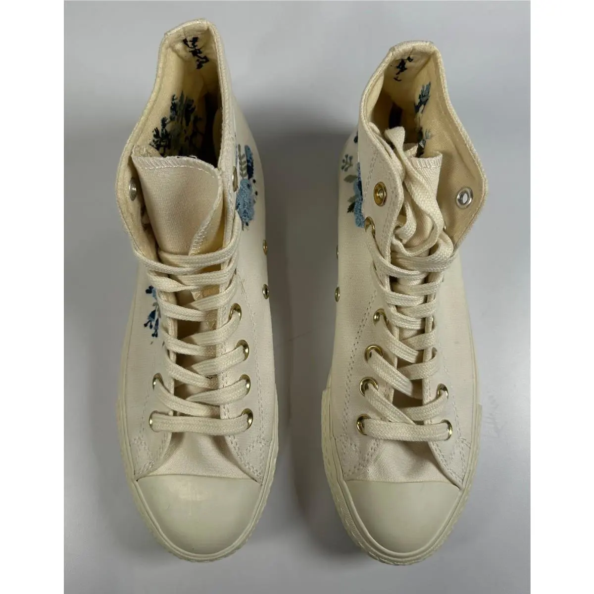 Converse shoes - White 5