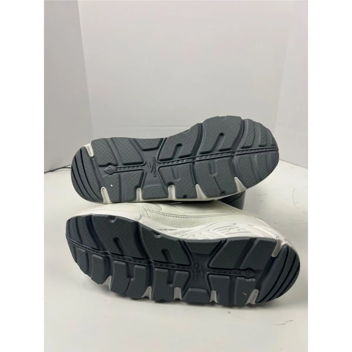Brooks shoes - Brooks Addiction Walker V-Strap - Addiction Walker - White 17