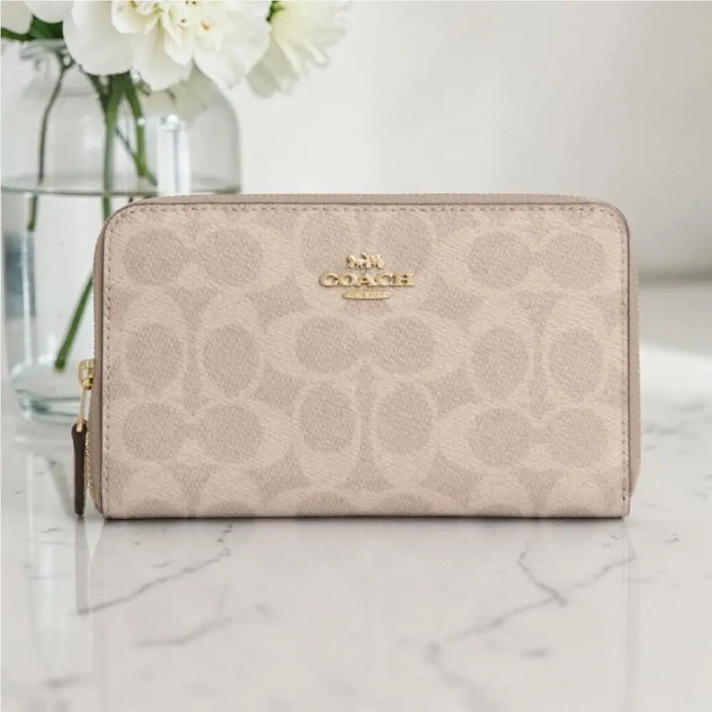 Coach Medium Id Zip Wallet In Signature Canvas in Gold/sand/chalk CW781
