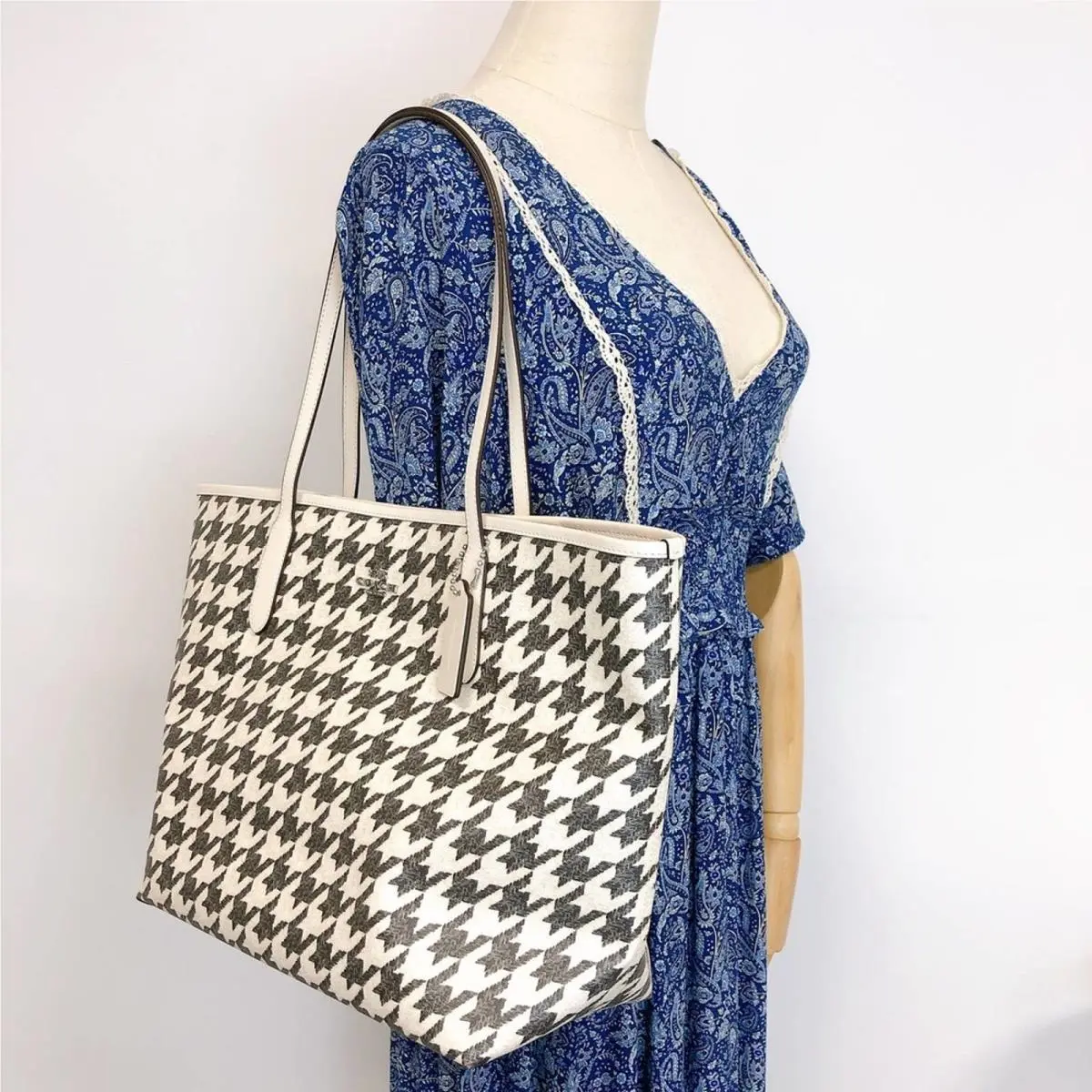 Coach CJ626 City Tote with Houndstooth Print IN Cream Black