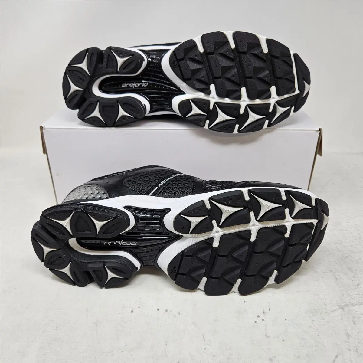 Saucony shoes - Saucony Progrid Omni 9 - Progrid Omni - S70704-2 - White / Black (UPC: 195018411976) 1